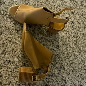 Franco Fortini. Peekaboo toe. Tan. Only worn once.